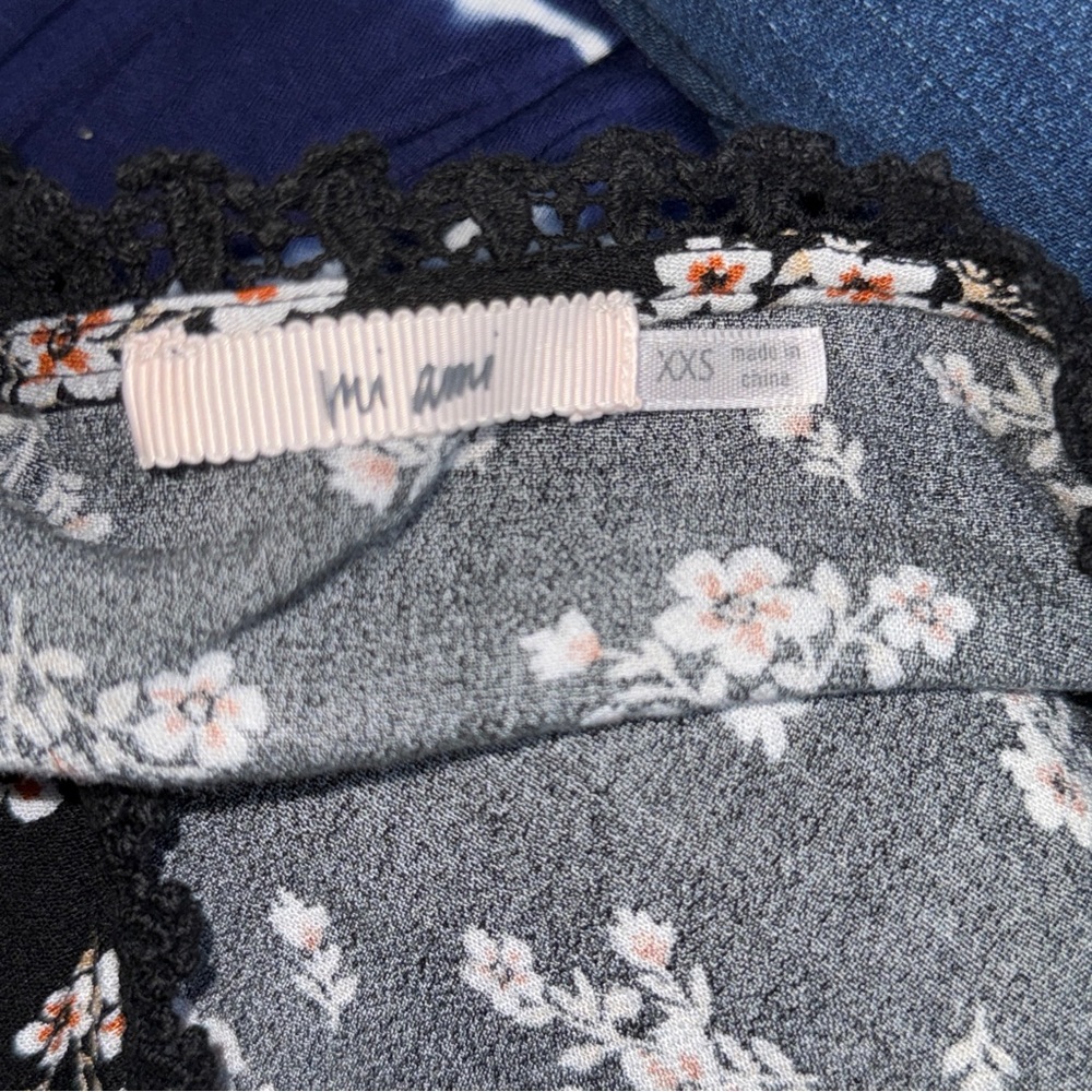Mi Ami Floral Lace Trim Blouse - Picture 2 of 5